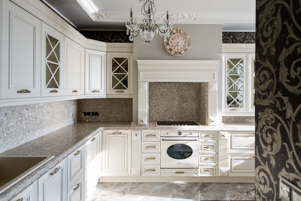 На фото: кухня со стиральной машиной в классическом стиле с накладной мойкой, фасадами с выступающей филенкой, белыми фасадами, белой техникой, серым полом и серой столешницей