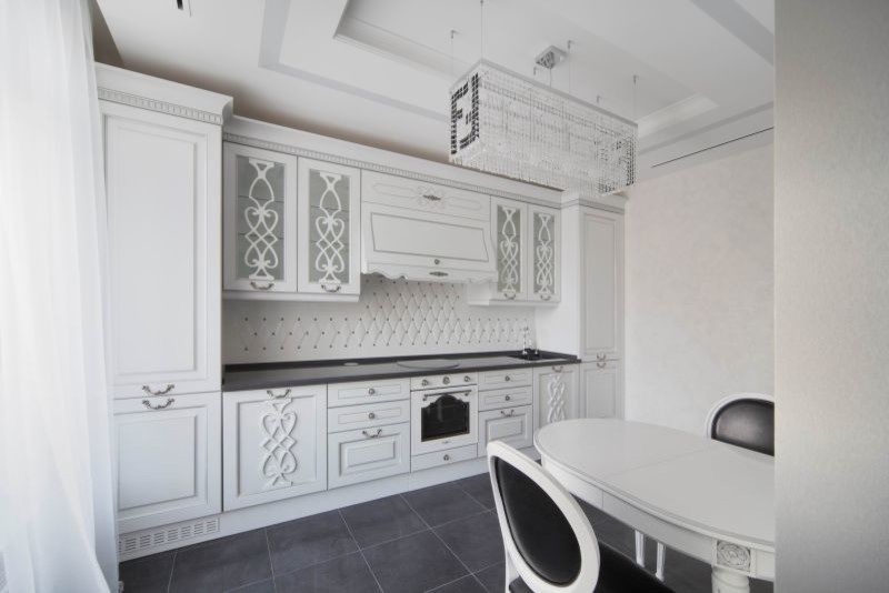 Einzeilige, Mittelgroße Klassische Wohnküche mit weißen Schränken und Küchenrückwand in Weiß in Jekaterinburg