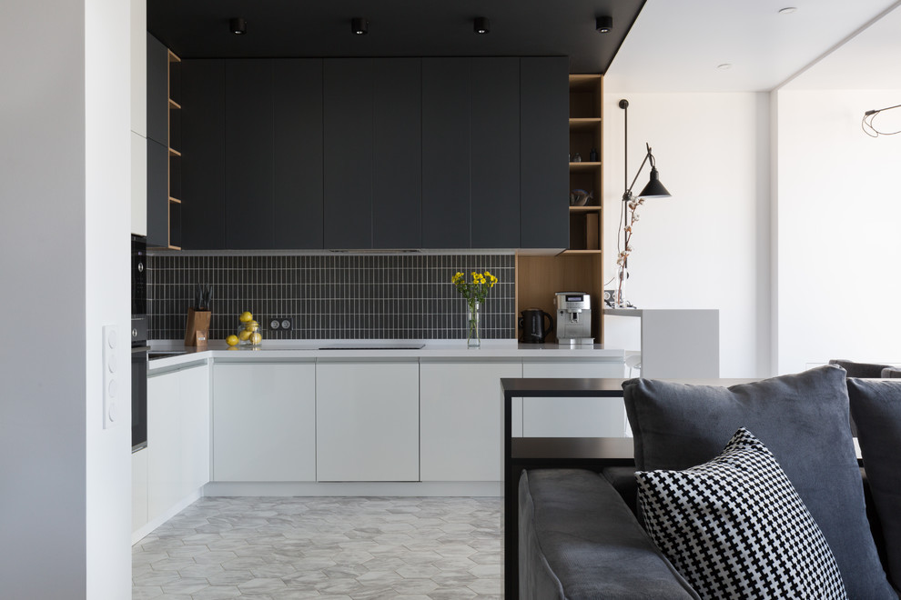 Diseño de cocinas en L escandinava abierta sin isla con armarios con paneles lisos, puertas de armario negras, salpicadero negro, suelo gris y encimeras blancas