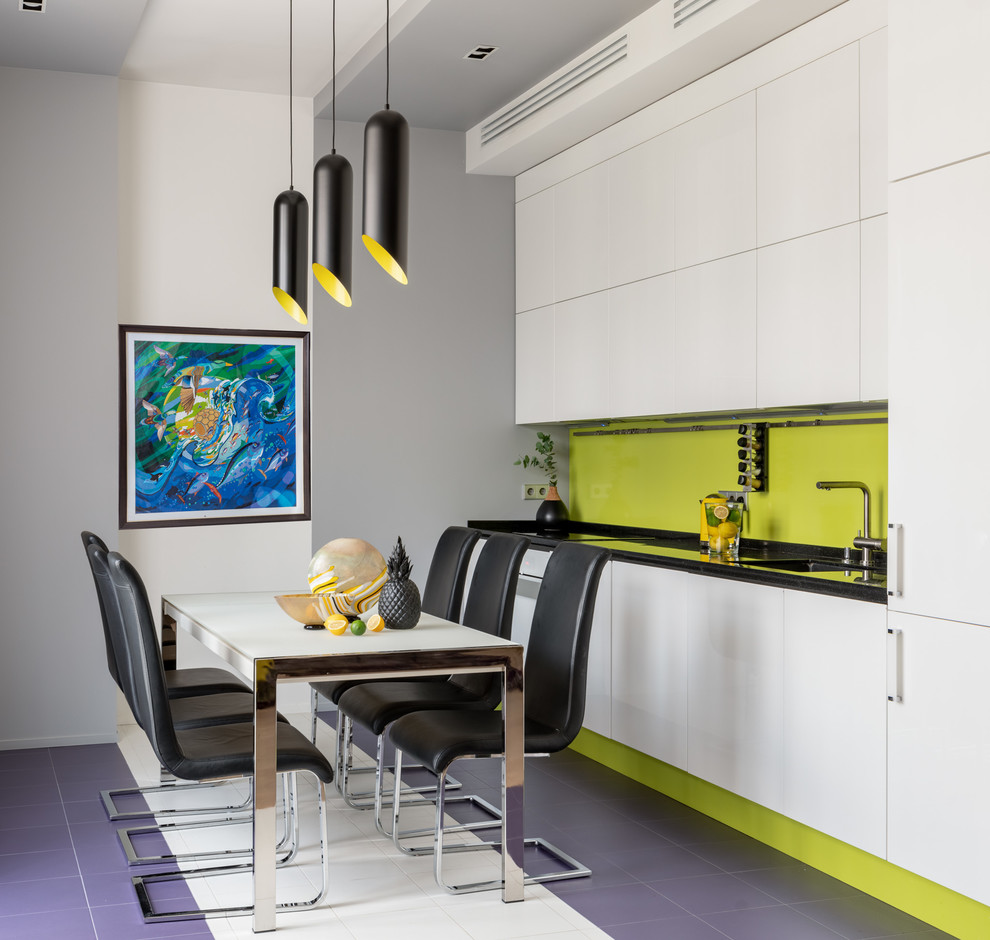 Идея дизайна: прямая, светлая кухня среднего размера в стиле фьюжн с черной столешницей, обеденным столом, одинарной мойкой, плоскими фасадами, белыми фасадами, зеленым фартуком и фиолетовым полом без острова