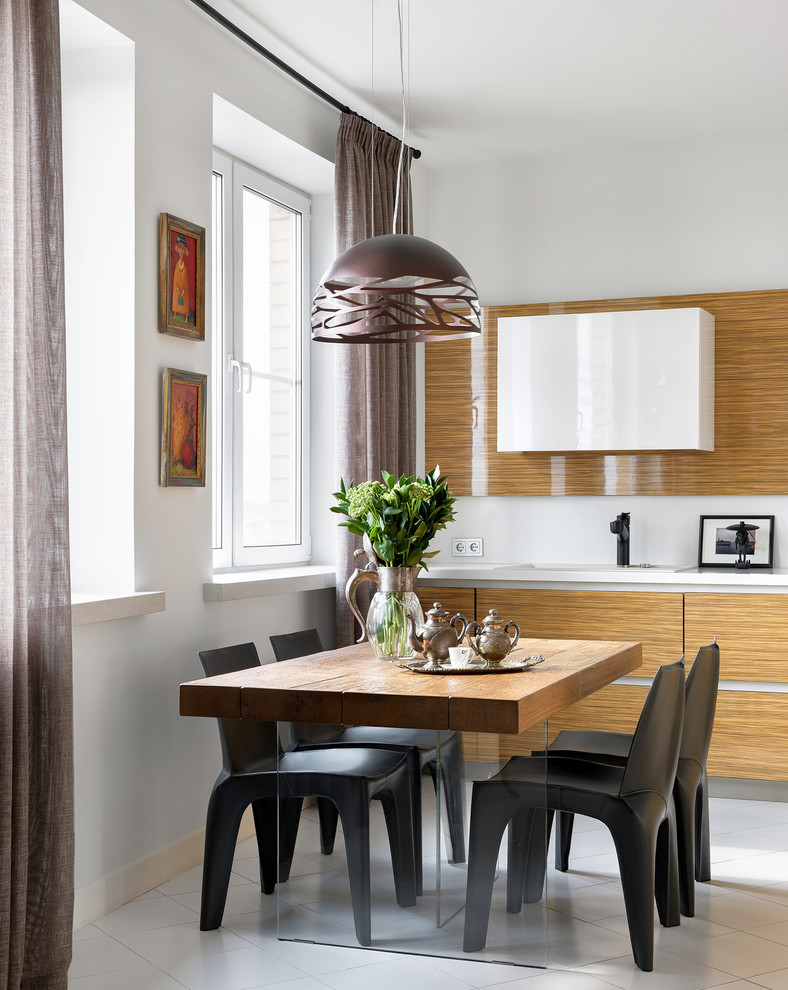 Ejemplo de cocina comedor contemporánea con fregadero encastrado, armarios con paneles lisos, suelo blanco, encimeras blancas y puertas de armario de madera clara