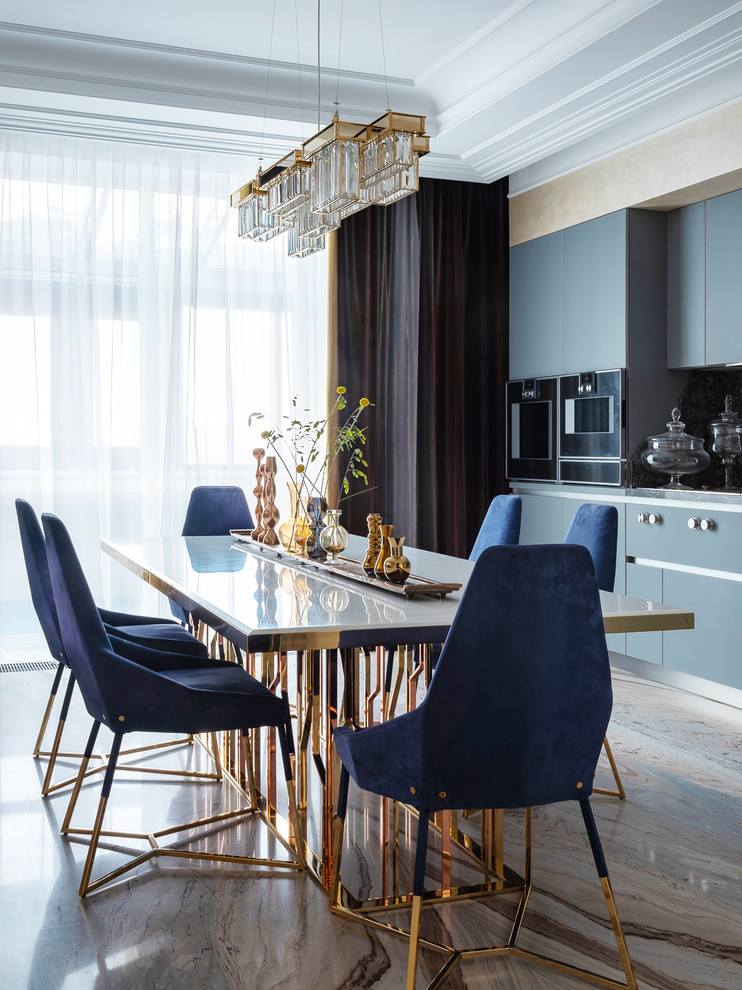 Пример оригинального дизайна: кухня в современном стиле с плоскими фасадами, синими фасадами, обеденным столом и разноцветным полом без острова