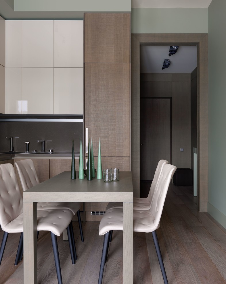 Immagine di una cucina contemporanea di medie dimensioni con ante lisce, pavimento in legno massello medio, nessuna isola e pavimento marrone