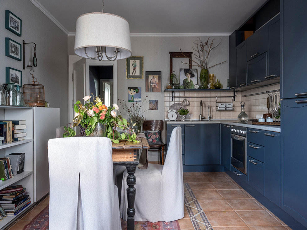 Idee per una piccola cucina minimalista con ante a filo, ante nere, pavimento con piastrelle in ceramica e pavimento marrone