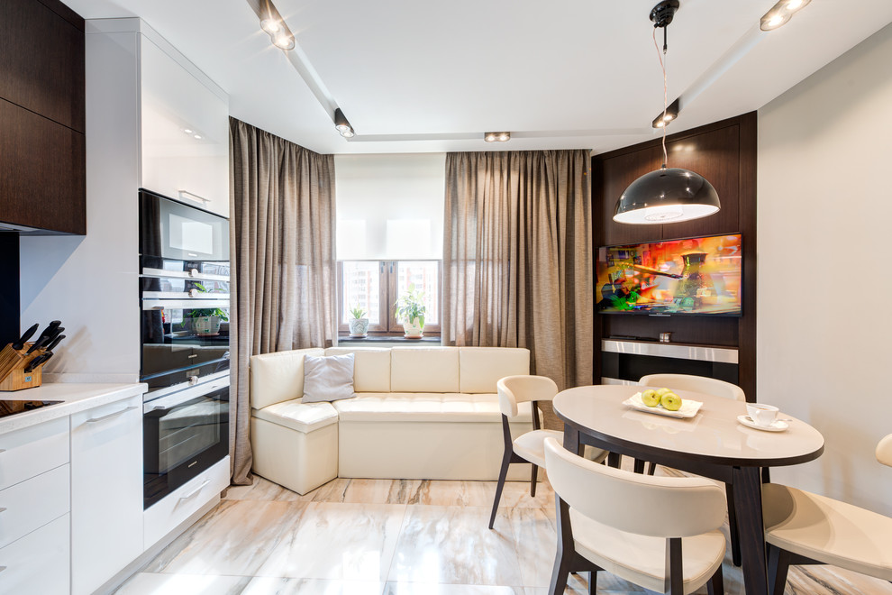 Свежая идея для дизайна: кухня в современном стиле с диваном - отличное фото интерьера