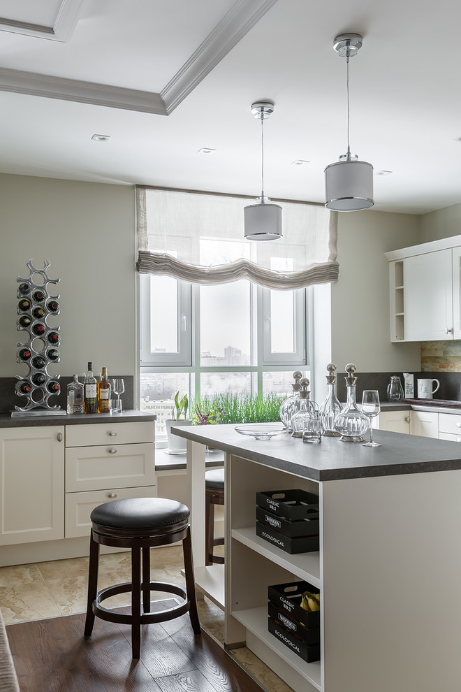 Foto de cocina clásica renovada con armarios estilo shaker, puertas de armario blancas, suelo de madera oscura, una isla y encimeras grises