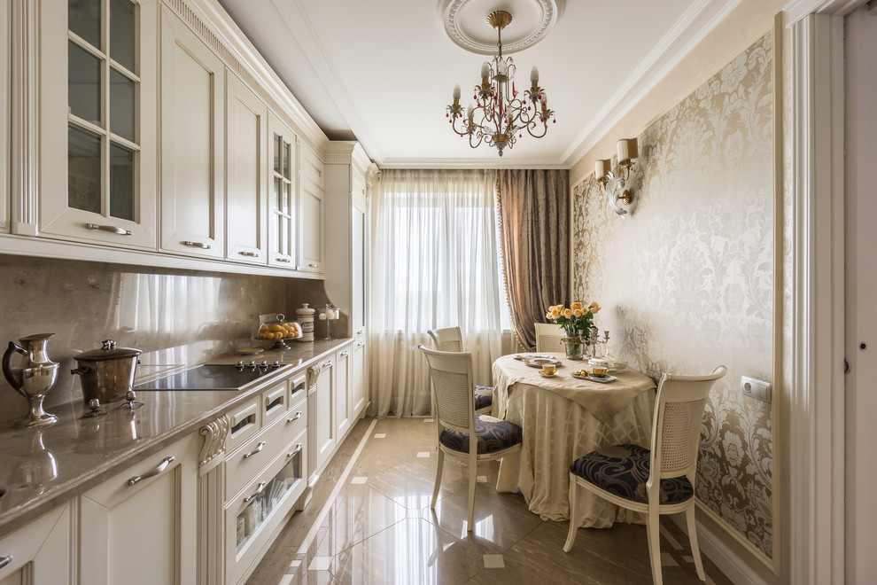 Immagine di una grande cucina classica con ante con riquadro incassato, ante beige, paraspruzzi beige, paraspruzzi in lastra di pietra, pavimento beige e top beige
