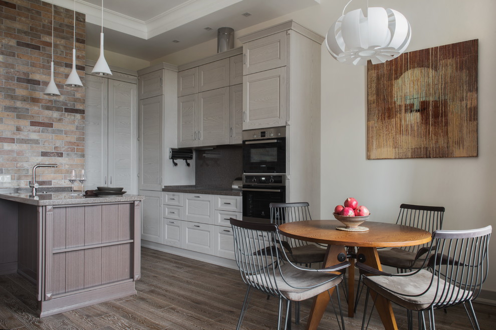 Immagine di una cucina minimal di medie dimensioni con pavimento in legno massello medio, pavimento marrone, ante bianche, paraspruzzi grigio e elettrodomestici in acciaio inossidabile