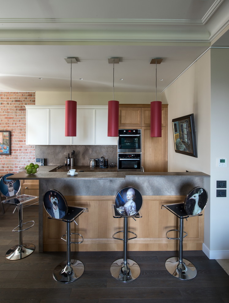 Свежая идея для дизайна: параллельная кухня-гостиная в стиле фьюжн с серым фартуком, техникой из нержавеющей стали и полуостровом - отличное фото интерьера