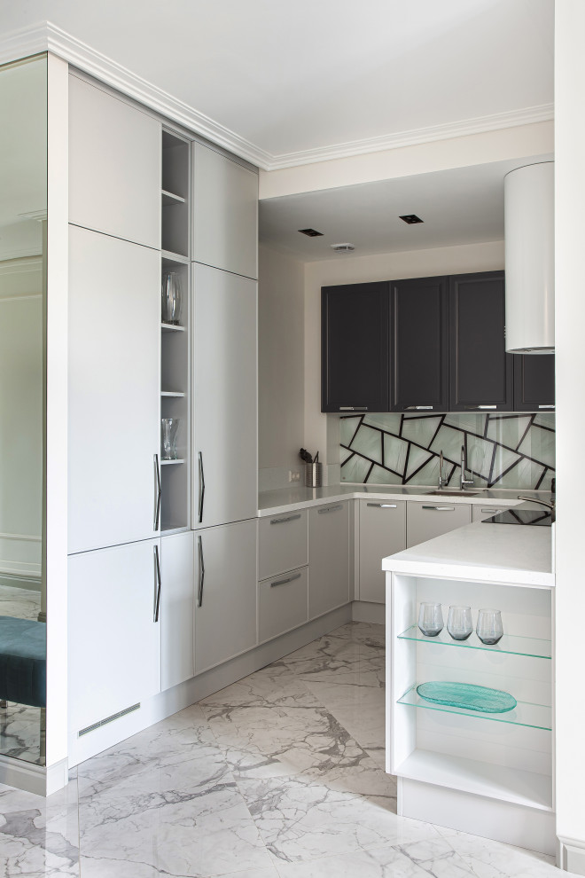 Пример оригинального дизайна: п-образная кухня в современном стиле с серыми фасадами, серым полом, белой столешницей, одинарной мойкой, плоскими фасадами, разноцветным фартуком, двухцветным гарнитуром и красивой плиткой