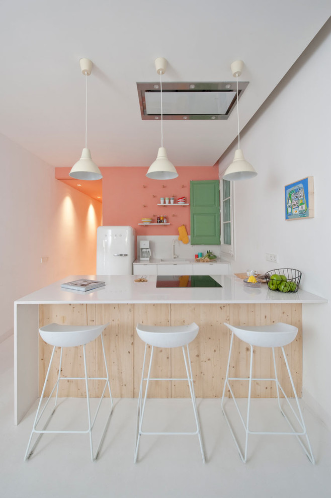 Свежая идея для дизайна: маленькая кухня в стиле фьюжн с белой техникой, полуостровом, белым полом и белой столешницей для на участке и в саду - отличное фото интерьера