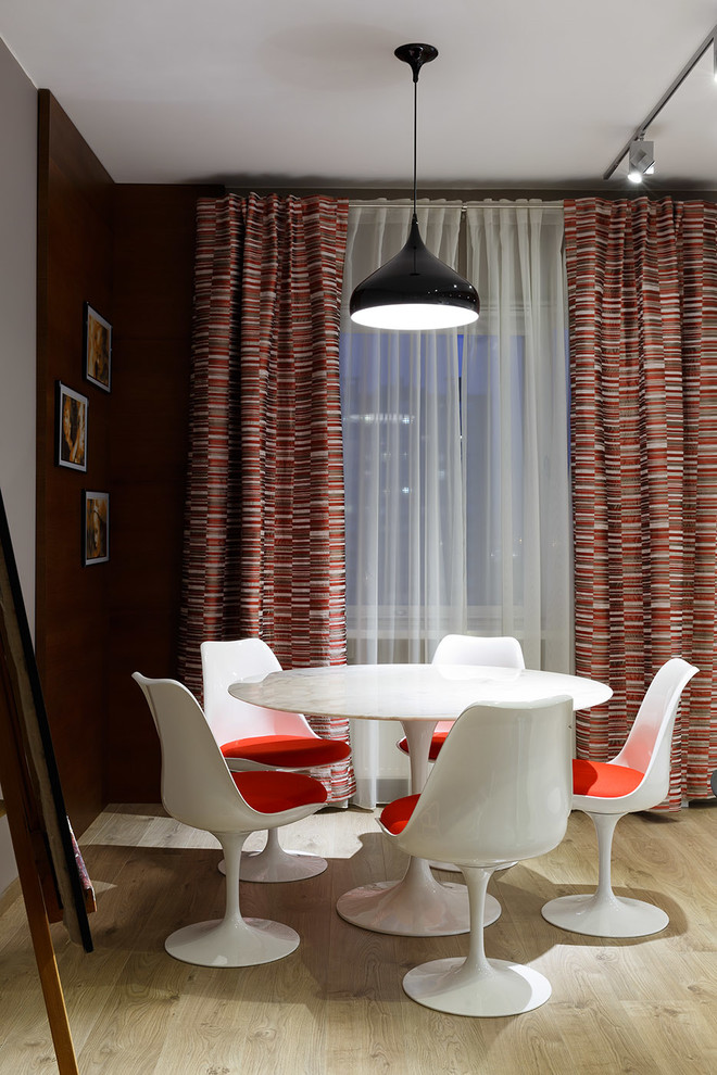 Источник вдохновения для домашнего уюта: столовая в современном стиле с светлым паркетным полом