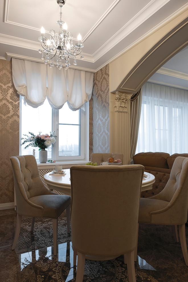 Foto di una sala da pranzo aperta verso il soggiorno classica di medie dimensioni con pavimento in gres porcellanato e pavimento marrone