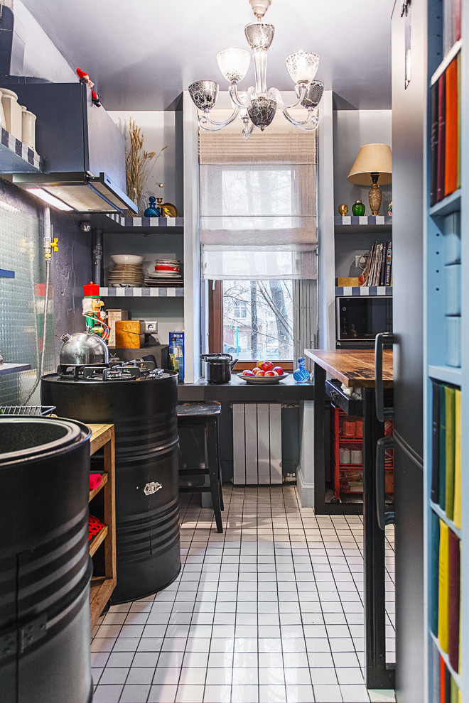 Diseño de cocina estrecha, industrial, con fregadero encastrado