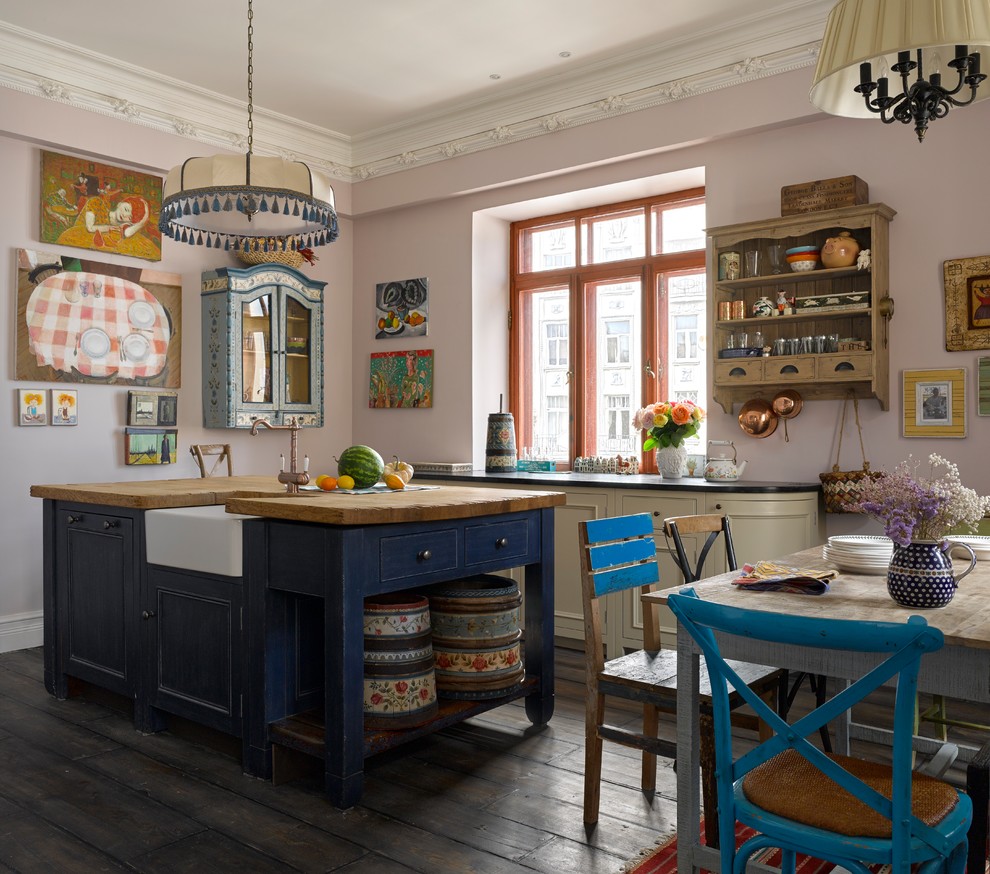 Stilmix Wohnküche mit Kücheninsel, Landhausspüle, Arbeitsplatte aus Holz, dunklem Holzboden und braunem Boden in Moskau
