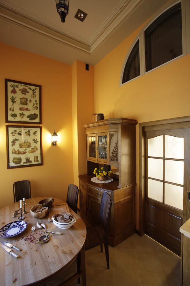 Exempel på ett rustikt gul gult kök, med en undermonterad diskho, släta luckor, bruna skåp, bänkskiva i koppar, gult stänkskydd, rostfria vitvaror, klinkergolv i porslin och beiget golv