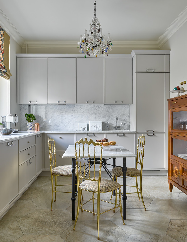 Geschlossene Klassische Küche in grau-weiß ohne Insel mit Kassettenfronten, weißen Schränken, Küchenrückwand in Weiß und Marmor-Arbeitsplatte in Moskau