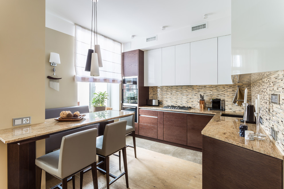 Ispirazione per una cucina design con lavello sottopiano, ante lisce, paraspruzzi beige, paraspruzzi con piastrelle a listelli, elettrodomestici in acciaio inossidabile e penisola