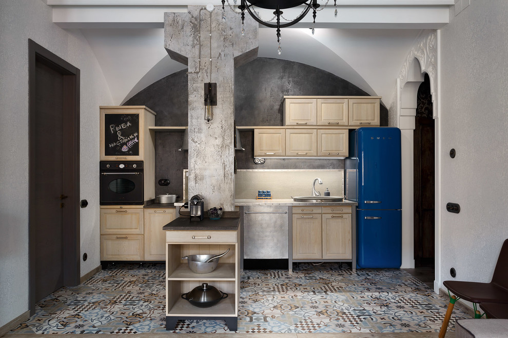 Свежая идея для дизайна: прямая кухня со стиральной машиной в стиле фьюжн с светлыми деревянными фасадами, серым фартуком, черной техникой и красивой плиткой - отличное фото интерьера