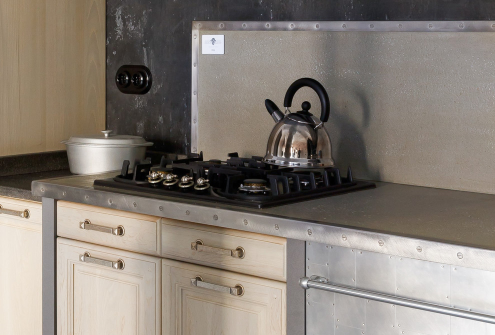 サンクトペテルブルクにある高級なインダストリアルスタイルのおしゃれなI型キッチン (淡色木目調キャビネット、ベージュキッチンパネル、シルバーの調理設備、アイランドなし) の写真
