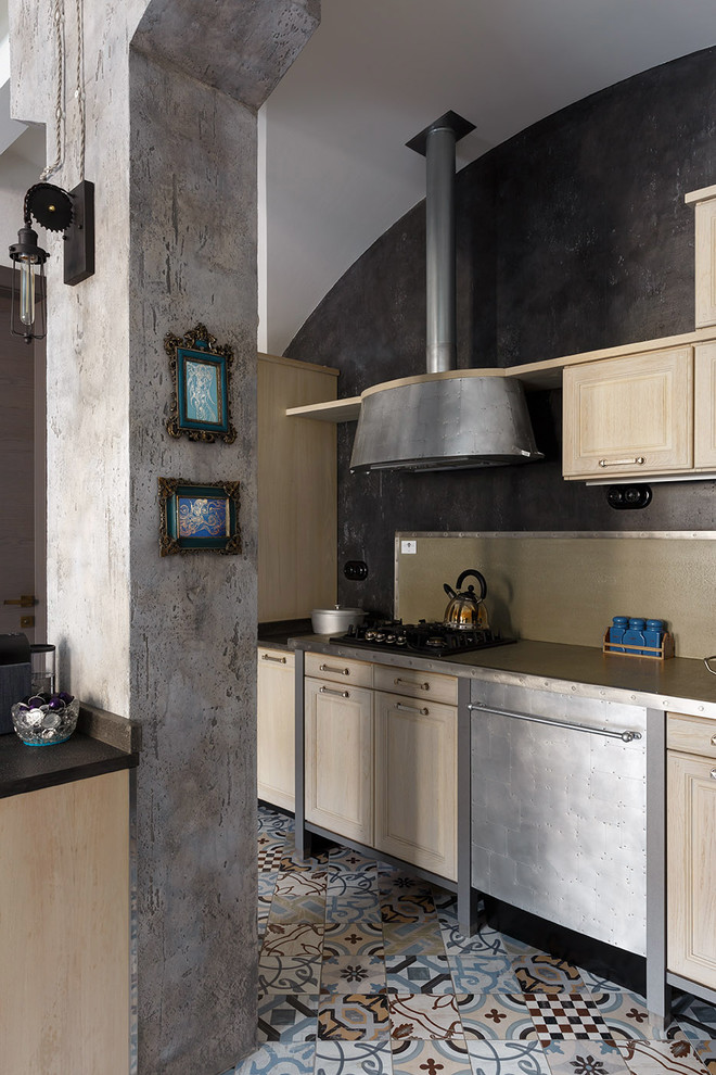 Einzeilige Stilmix Küche ohne Insel mit hellen Holzschränken, Küchenrückwand in Beige und Küchengeräten aus Edelstahl in Sankt Petersburg