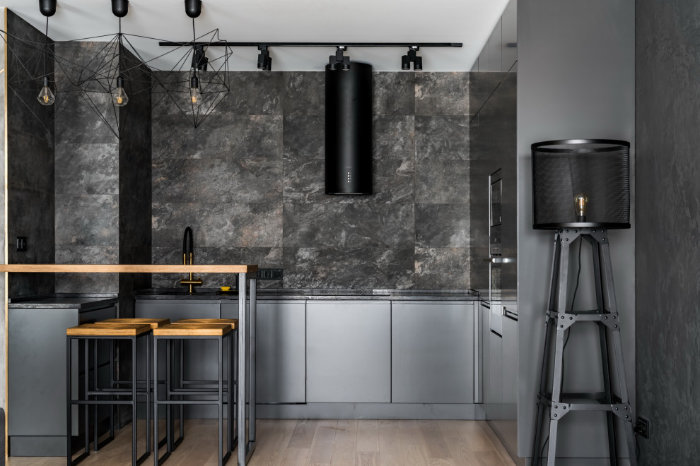 Foto på ett litet funkis grå u-kök, med släta luckor, grå skåp, grått stänkskydd, integrerade vitvaror och beiget golv
