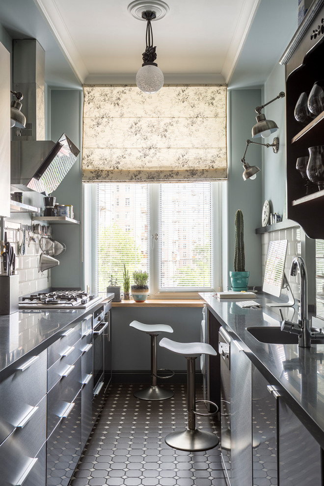 Geschlossene, Zweizeilige Moderne Küche mit integriertem Waschbecken, flächenbündigen Schrankfronten, Rückwand aus Keramikfliesen und Küchengeräten aus Edelstahl in Moskau