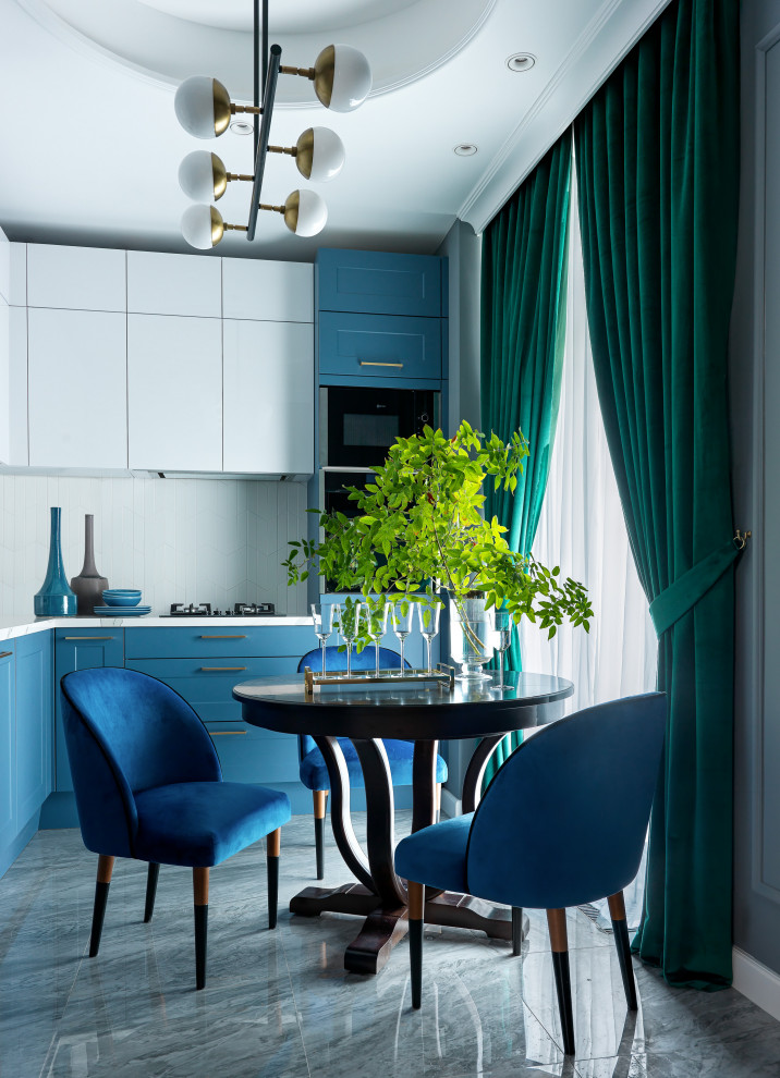 モスクワにある高級な中くらいなトランジショナルスタイルのおしゃれなキッチン (フラットパネル扉のキャビネット、クオーツストーンカウンター、白いキッチンパネル、モザイクタイルのキッチンパネル、黒い調理設備、磁器タイルの床、グレーの床、青いキャビネット、アイランドなし、白いキッチンカウンター) の写真
