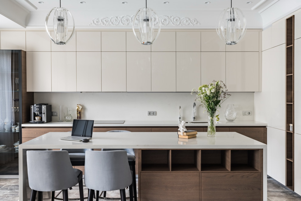 Foto di una cucina contemporanea di medie dimensioni con lavello sottopiano, ante lisce, ante in legno scuro, paraspruzzi grigio, elettrodomestici da incasso, pavimento grigio e top grigio