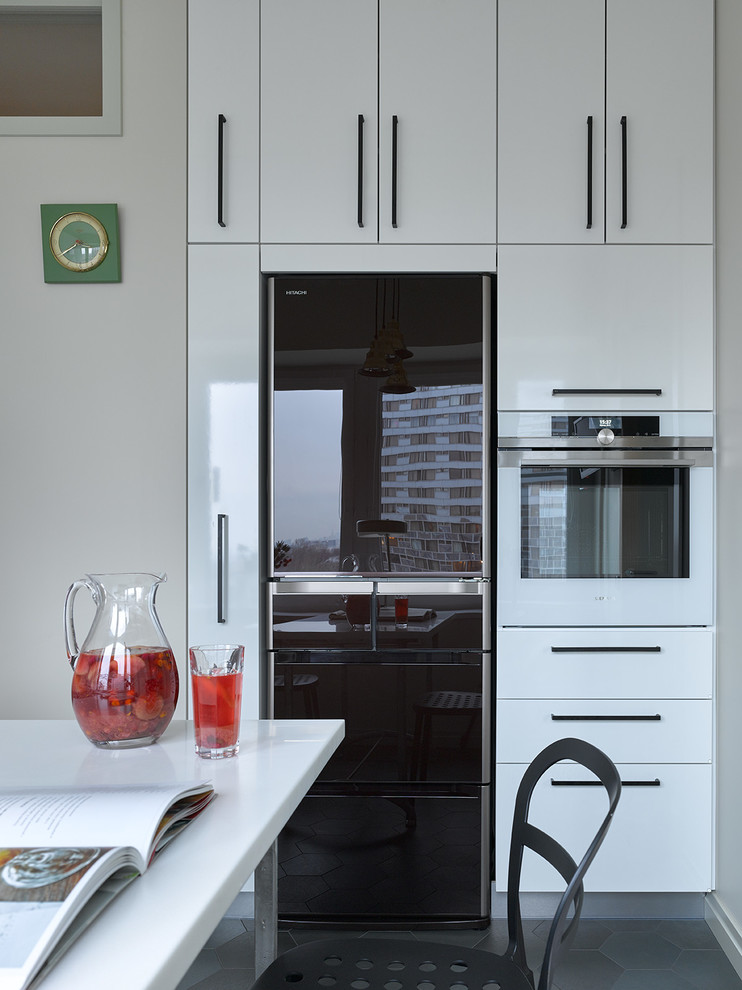 Пример оригинального дизайна: кухня со шкафом над холодильником