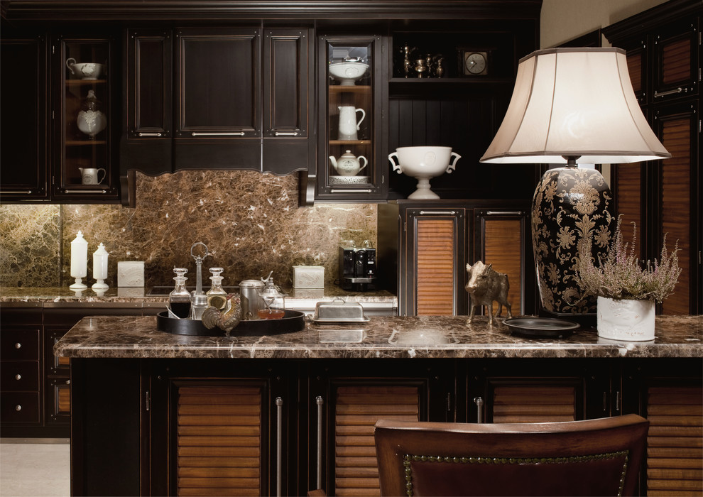 Foto di una cucina vittoriana chiusa con ante a persiana, ante nere, paraspruzzi marrone, elettrodomestici da incasso, pavimento beige e paraspruzzi in marmo