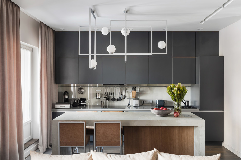 Esempio di una cucina design con lavello da incasso, ante lisce, ante grigie, paraspruzzi bianco, pavimento marrone e top bianco