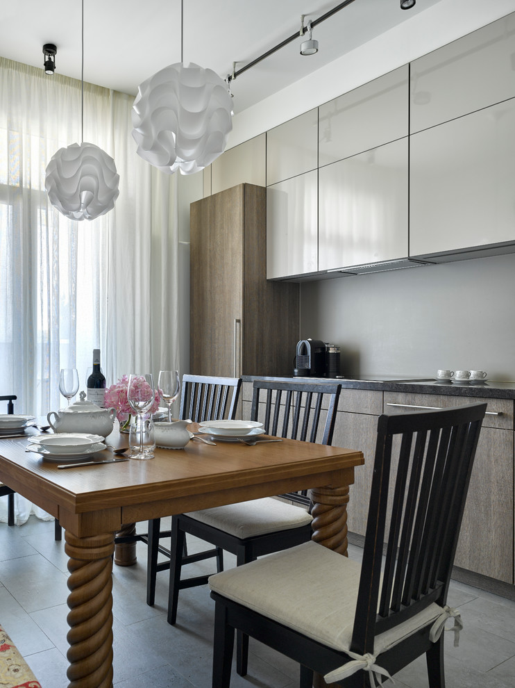 Geschlossene Moderne Küche ohne Insel mit flächenbündigen Schrankfronten, Küchenrückwand in Grau und grauem Boden in Moskau