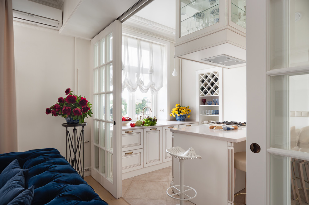 Источник вдохновения для домашнего уюта: прямая кухня-гостиная в классическом стиле с фасадами с выступающей филенкой, белыми фасадами и островом