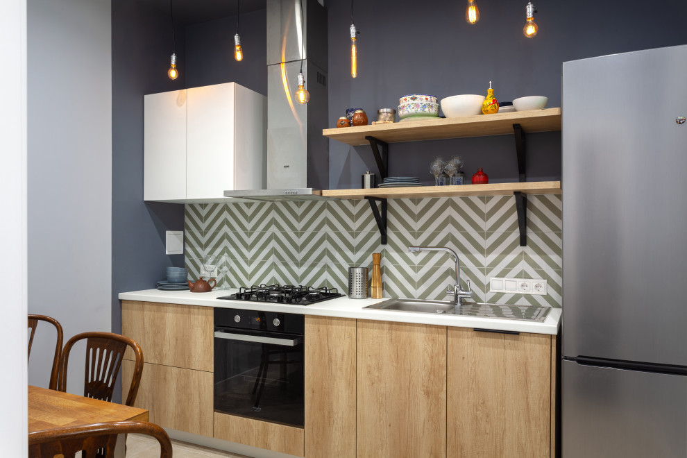 Diseño de cocina lineal contemporánea de tamaño medio con fregadero encastrado, armarios con paneles lisos y puertas de armario de madera clara