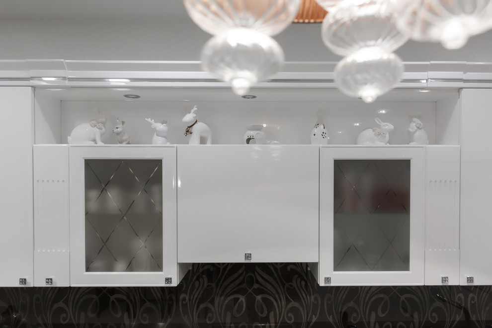 Imagen de cocina comedor lineal clásica renovada con armarios con paneles lisos, puertas de armario blancas, encimera de acrílico y encimeras negras