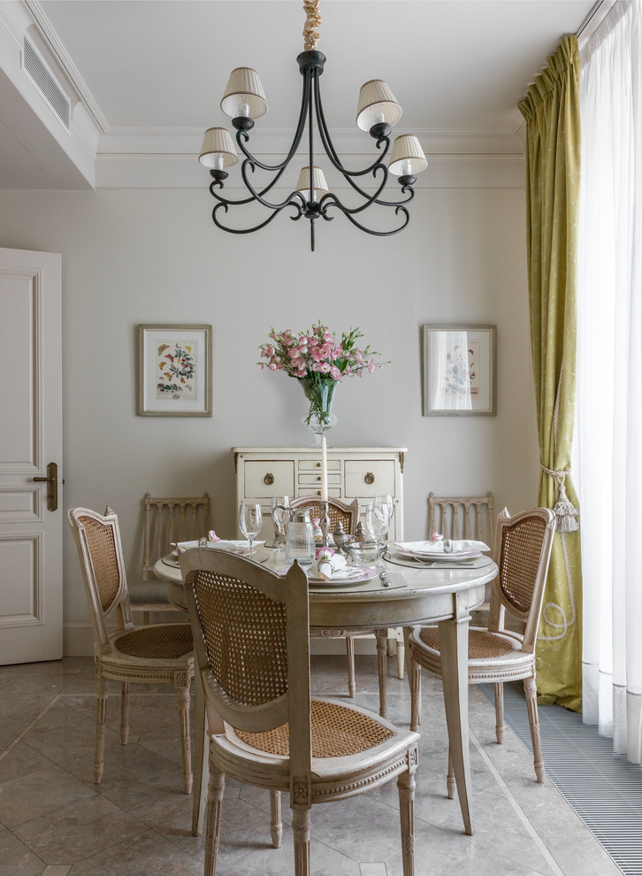 Idée de décoration pour une salle à manger tradition fermée et de taille moyenne avec un sol en marbre, un sol beige et un mur blanc.