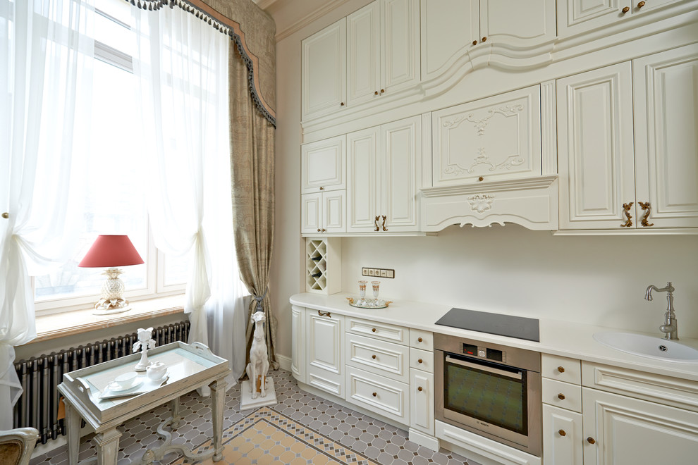 モスクワにあるトラディショナルスタイルのおしゃれなキッチン (ドロップインシンク、レイズドパネル扉のキャビネット、白いキャビネット、白いキッチンパネル、シルバーの調理設備、アイランドなし) の写真