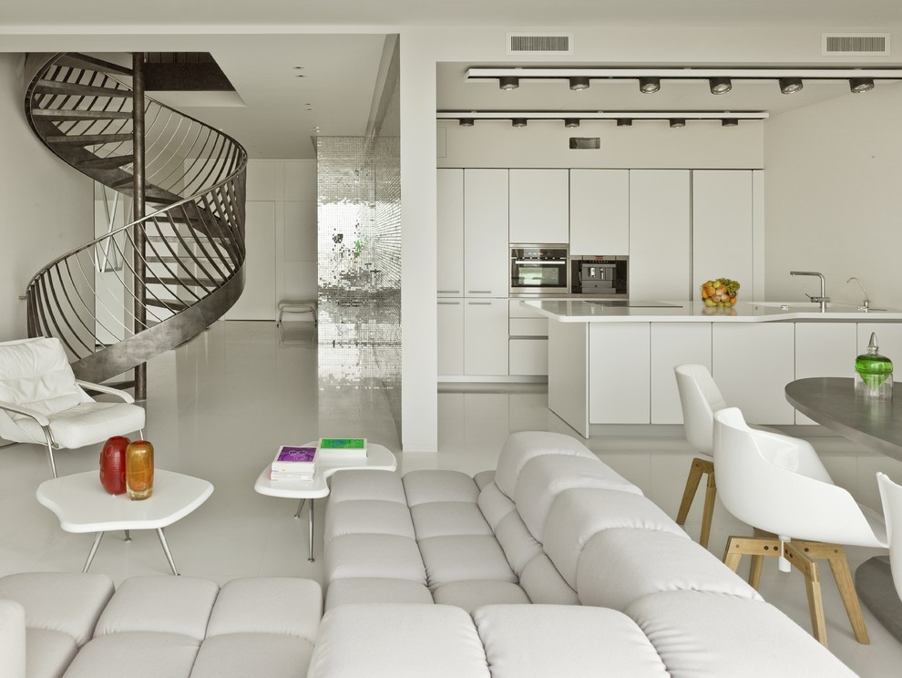 Modern inredning av ett vit linjärt vitt kök med öppen planlösning, med släta luckor, vita skåp, rostfria vitvaror, en köksö och vitt golv
