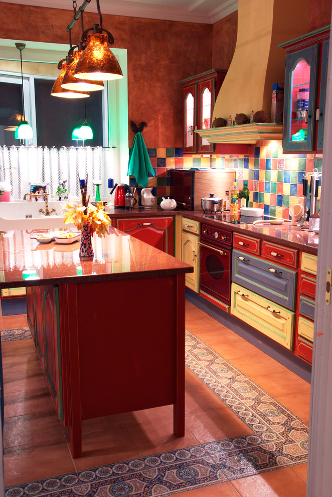 Свежая идея для дизайна: кухня со стиральной машиной в стиле фьюжн - отличное фото интерьера