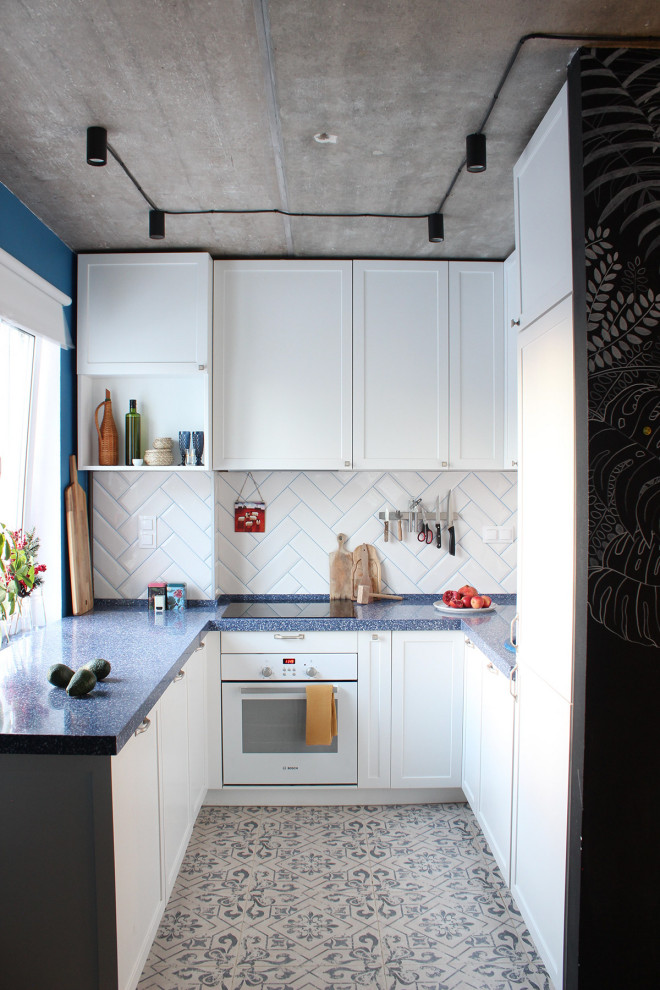 Inspiration för ett litet industriellt blå blått kök, med en undermonterad diskho, luckor med upphöjd panel, vita skåp, bänkskiva i koppar, vitt stänkskydd, stänkskydd i tunnelbanekakel, vita vitvaror, klinkergolv i porslin och vitt golv