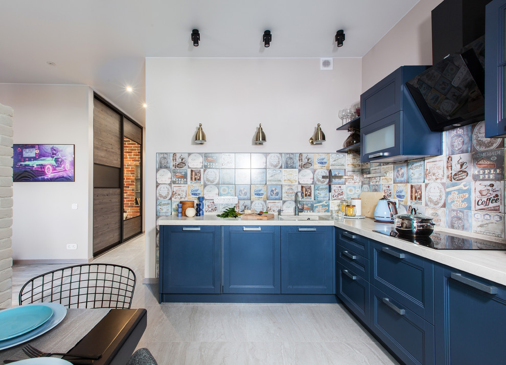 Inspiration för ett vintage vit vitt kök, med luckor med infälld panel, blå skåp, flerfärgad stänkskydd, stänkskydd i cementkakel, integrerade vitvaror och beiget golv