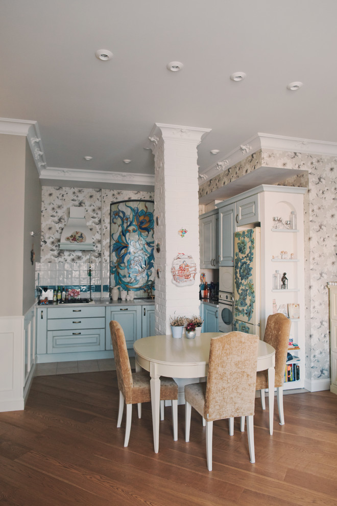 Example of a cottage chic kitchen design in Moscow