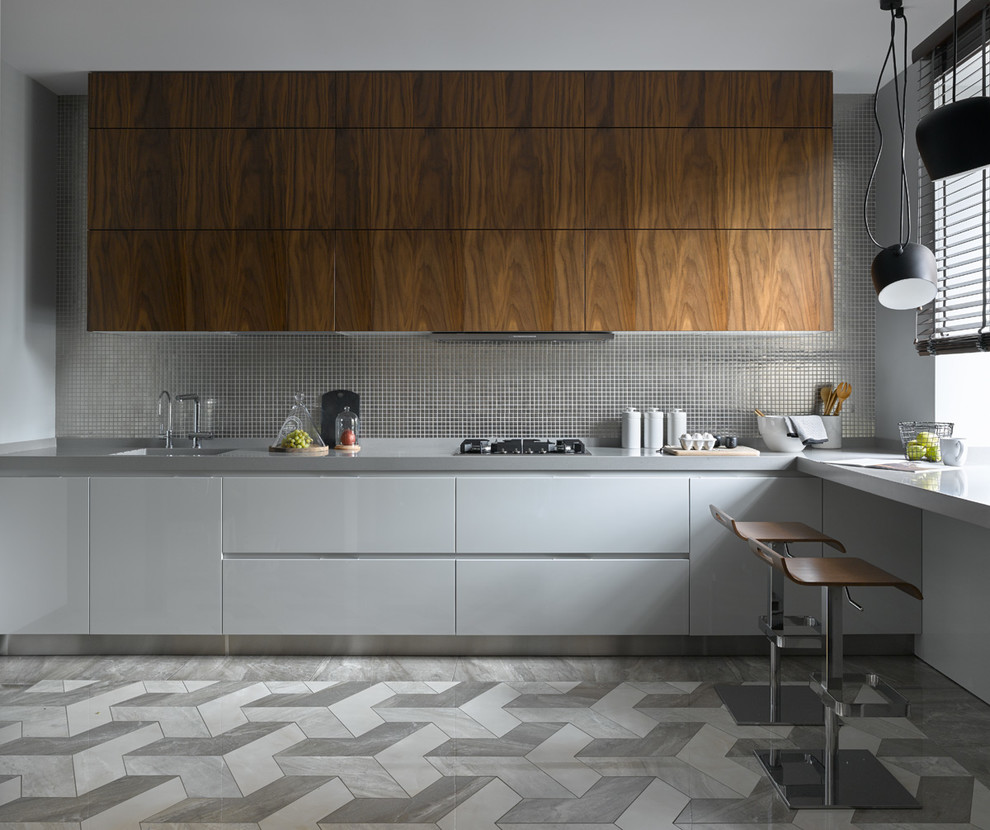 Idéer för ett modernt linjärt kök, med släta luckor, stänkskydd med metallisk yta och stänkskydd i mosaik