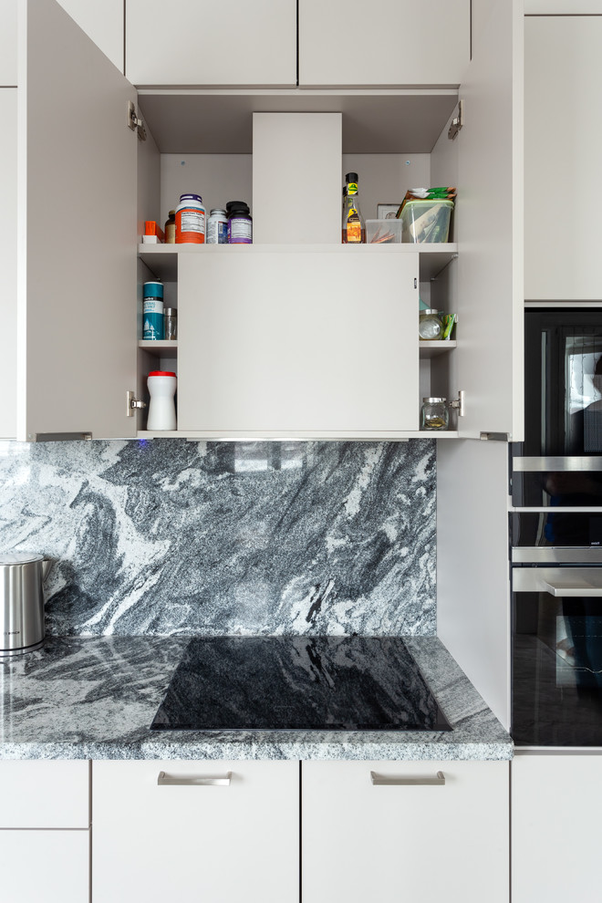 Exempel på ett mellanstort modernt grå linjärt grått kök och matrum, med en undermonterad diskho, släta luckor, beige skåp, bänkskiva i kvarts, grått stänkskydd, stänkskydd i sten, svarta vitvaror, marmorgolv och grått golv