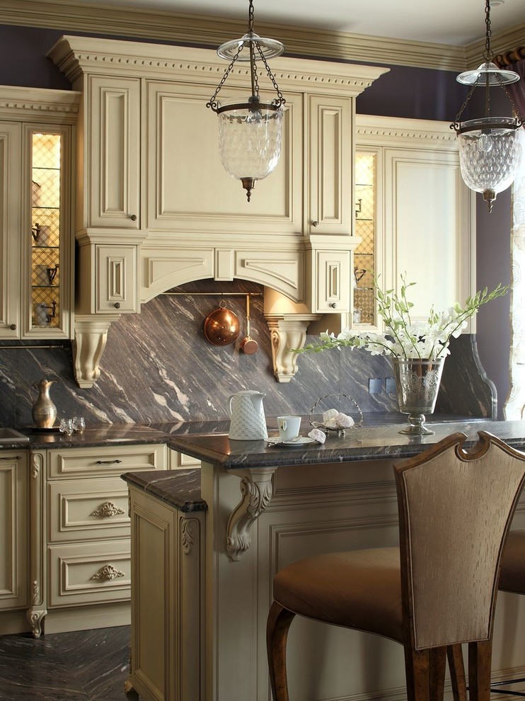 Exemple d'une cuisine chic avec des portes de placard beiges, une crédence multicolore et une crédence en dalle de pierre.