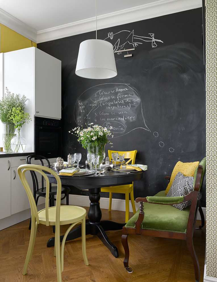 Foto di una piccola cucina bohémian con ante lisce, ante bianche, elettrodomestici neri, pavimento in legno massello medio e pavimento marrone