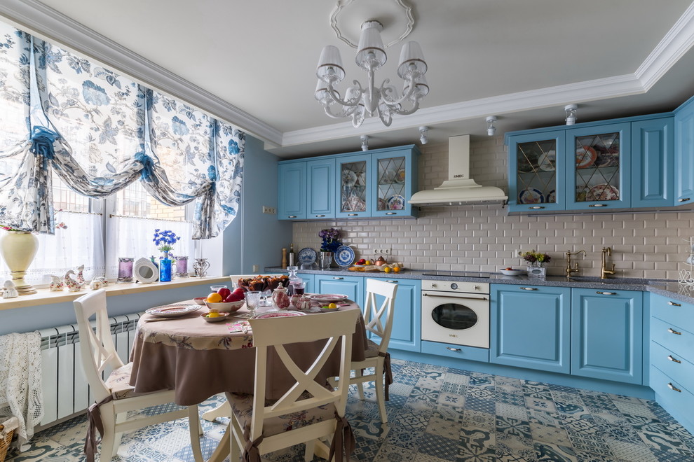 Shabby-Look Wohnküche ohne Insel in L-Form mit Keramikboden, integriertem Waschbecken, profilierten Schrankfronten, blauen Schränken, Rückwand aus Metrofliesen, weißen Elektrogeräten, blauem Boden und Küchenrückwand in Beige in Sankt Petersburg
