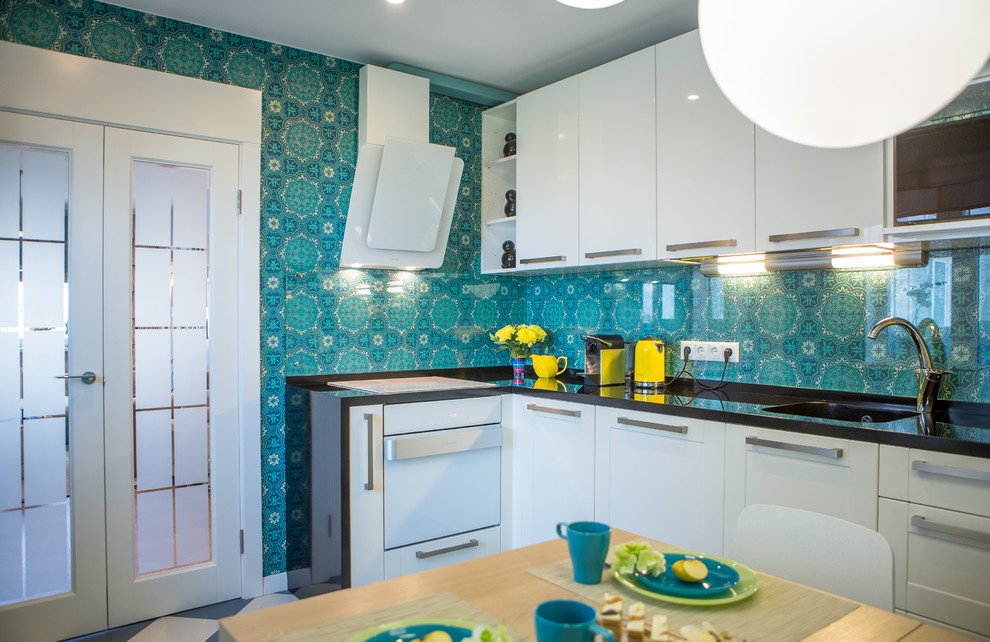 Источник вдохновения для домашнего уюта: кухня в современном стиле с обоями на стенах