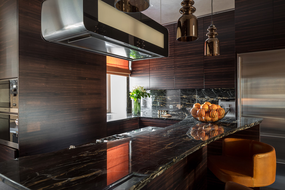 Idee per una cucina contemporanea di medie dimensioni con top in marmo, ante lisce, ante in legno bruno, paraspruzzi nero e paraspruzzi in marmo